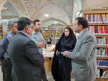 بازدید فرماندار کاشان از کتابخانه مسجد آقابزرگ