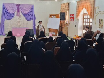 طلاب به عنوان افسران جنگ نرم آماده مقابله با جبهه باطل باشند+عکس