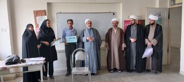 تجلیل معاونین مدرسه علمیه آیت الله آخوند(ره) از معلمان دبیرستان شهیده خوانساری+ عکس