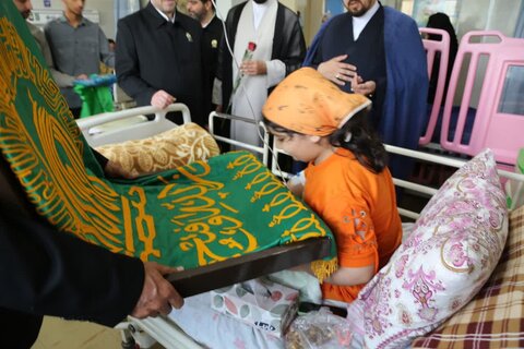 تصاویر/ عیادت خدام رضوی از بیماران بیمارستان سلمان فارسی بوشهر