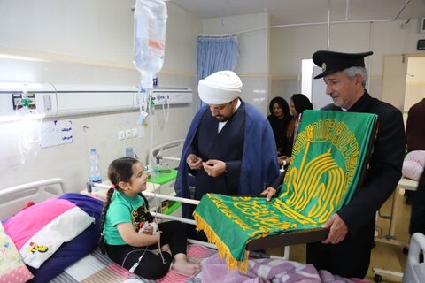 تصاویر/ عیادت خدام رضوی از بیماران بیمارستان سلمان فارسی بوشهر