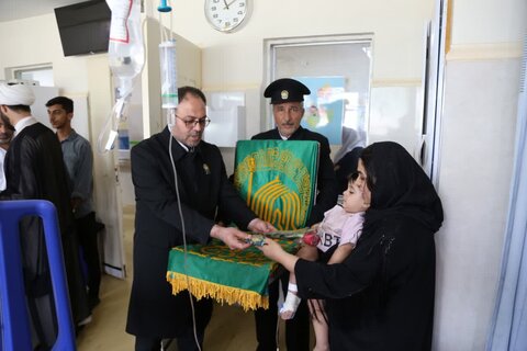 تصاویر/ عیادت خدام رضوی از بیماران بیمارستان سلمان فارسی بوشهر