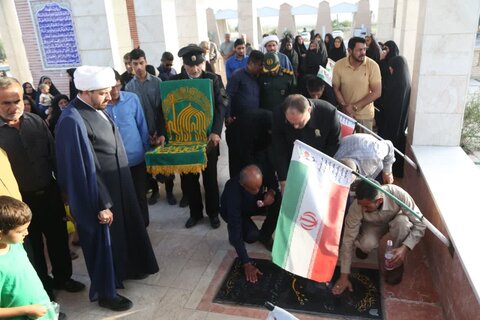تصاویر/ غبارروبی قبور شهدا با حضور خادمان امام رضا(ع)