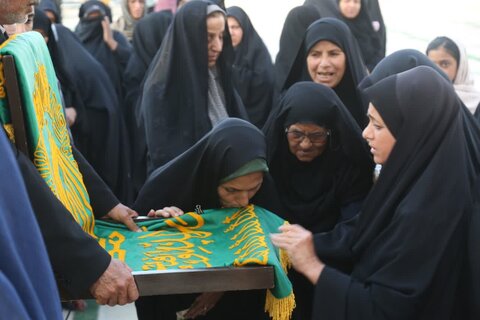 تصاویر/ غبارروبی قبور شهدا با حضور خادمان امام رضا(ع)