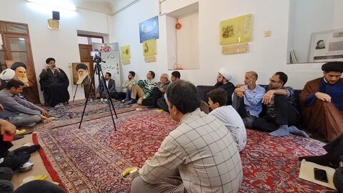 تصاویر/ مراسم بزرگداشت دهه کرامت و گرامیداشت مقام معلم دانش آموزان متوسطه اول پسرانه توحید قم