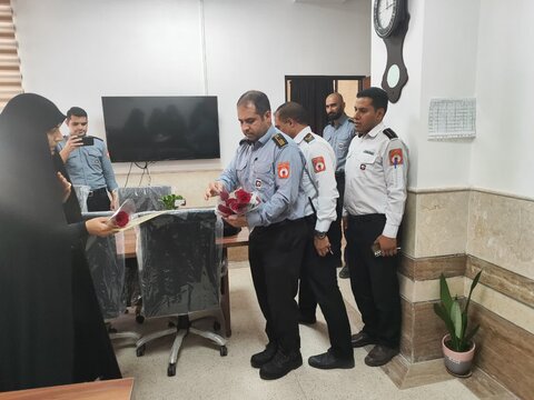 تصاویر/تقدیر از اساتید مدرسه ریحانه النبی (س)اراک توسط کارکنان آتش نشانی