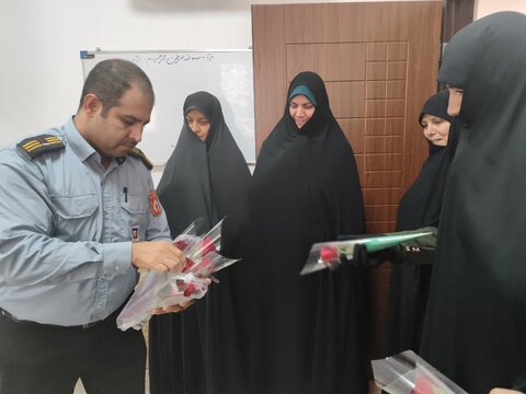 تصاویر/تقدیر از اساتید مدرسه ریحانه النبی (س)اراک توسط کارکنان آتش نشانی