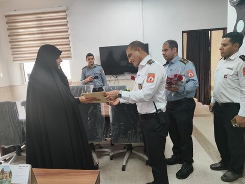 تصاویر/تقدیر از اساتید مدرسه ریحانه النبی (س)اراک توسط کارکنان آتش نشانی