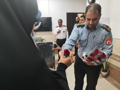 تصاویر/تقدیر از اساتید مدرسه ریحانه النبی (س)اراک توسط کارکنان آتش نشانی