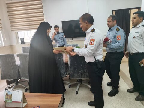 تصاویر/تقدیر از اساتید مدرسه ریحانه النبی (س)اراک توسط کارکنان آتش نشانی