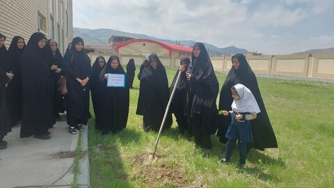 تصاویر/ کاشت نهال به همت طلاب مدرسه علمیه فاطمیه (س) نقده