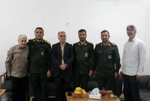 تصاویر/ تجلیل فرمانده و پاسداران سپاه دیر از معلمان