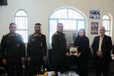 تصاویر/ تجلیل فرمانده و پاسداران سپاه دیر از معلمان
