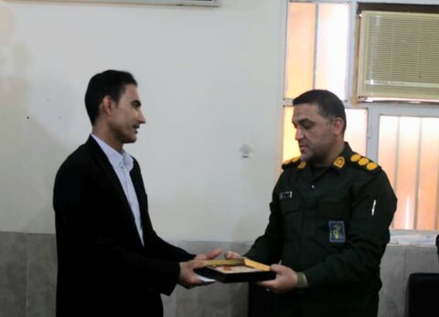 تصاویر/ تجلیل فرمانده و پاسداران سپاه دیر از معلمان