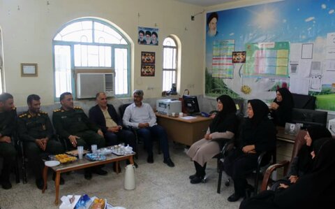 تصاویر/ تجلیل فرمانده و پاسداران سپاه دیر از معلمان