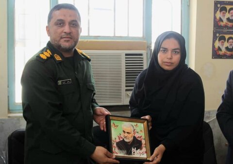تصاویر/ تجلیل فرمانده و پاسداران سپاه دیر از معلمان