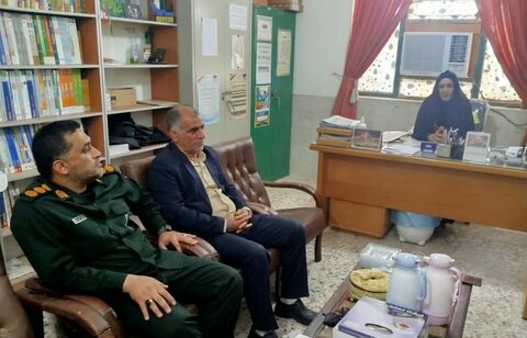 تصاویر/ تجلیل فرمانده و پاسداران سپاه دیر از معلمان