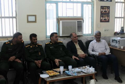 تصاویر/ تجلیل فرمانده و پاسداران سپاه دیر از معلمان