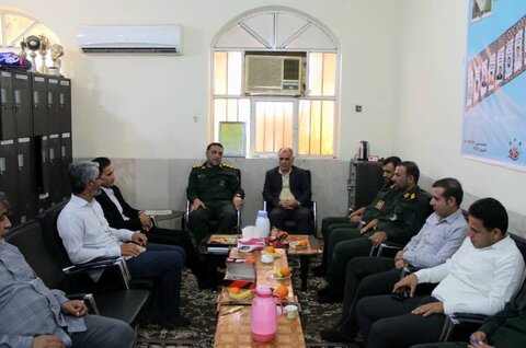 تصاویر/ تجلیل فرمانده و پاسداران سپاه دیر از معلمان