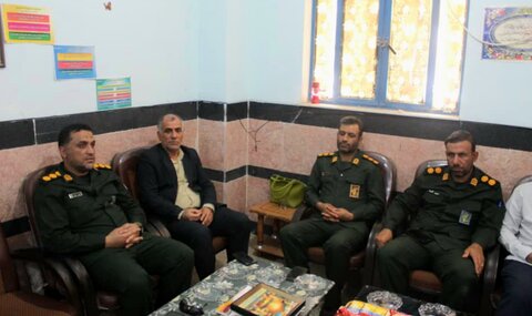 تصاویر/ تجلیل فرمانده و پاسداران سپاه دیر از معلمان