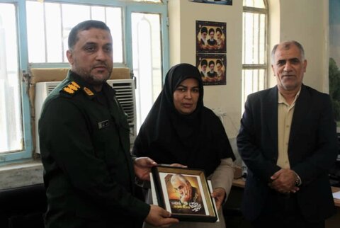 تصاویر/ تجلیل فرمانده و پاسداران سپاه دیر از معلمان