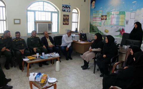 تصاویر/ تجلیل فرمانده و پاسداران سپاه دیر از معلمان