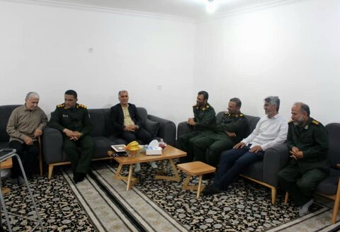 تصاویر/ تجلیل فرمانده و پاسداران سپاه دیر از معلمان