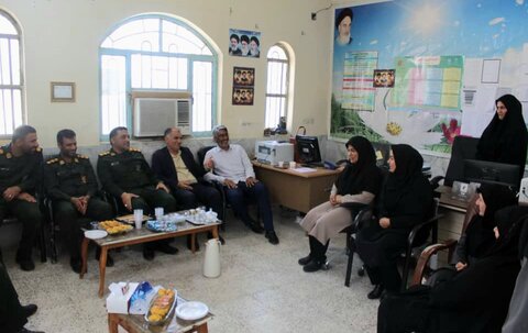 تصاویر/ تجلیل فرمانده و پاسداران سپاه دیر از معلمان
