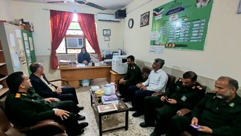 تصاویر/ تجلیل فرمانده و پاسداران سپاه دیر از معلمان