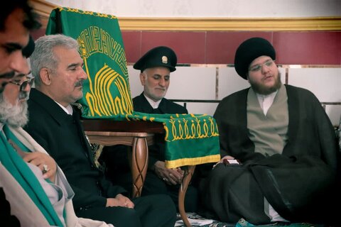 تصاویر/ دیدار خدام رضوی با خانواده شهید دیلمی