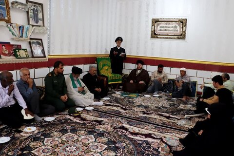 تصاویر/ دیدار خدام رضوی با خانواده شهید دیلمی