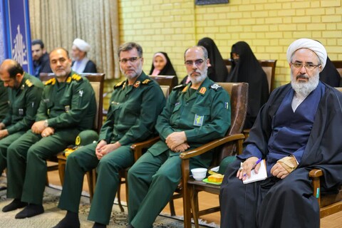 تصاویر | دیدار فرمانده، معاونین و نمایندگی ولی فقیه در سپاه عاشورا با نماینده ولی فقیه در استان