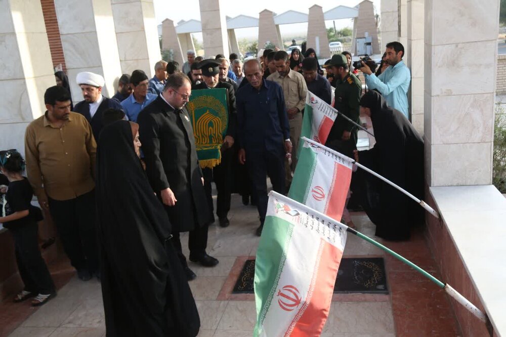 تصاویر/ غبارروبی قبور شهدا با حضور خادمان امام رضا(ع)