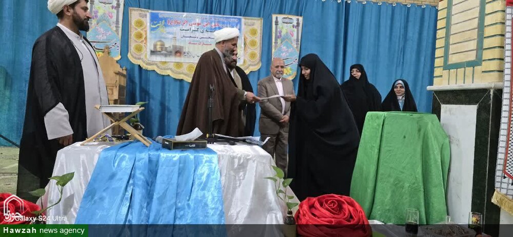 ممتازین مدرسه علمیه حضرت زینب(س) تجلیل شدند + تصاویر