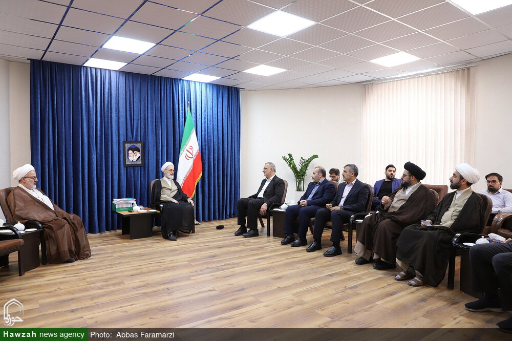 इमाम खुमैनी (र) ने हौज़ा ए इल्मिया क़ुम से सभ्यता और सभ्य विचार को पूरी दुनिया में पहुंचाया