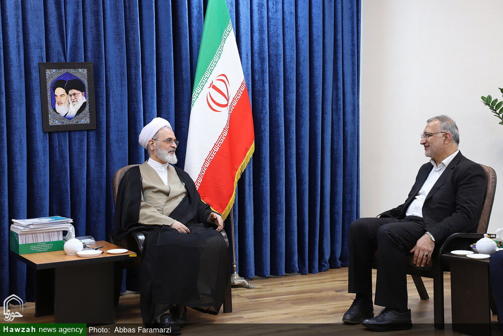 इमाम खुमैनी (र) ने हौज़ा ए इल्मिया क़ुम से सभ्यता और सभ्य विचार को पूरी दुनिया में पहुंचाया