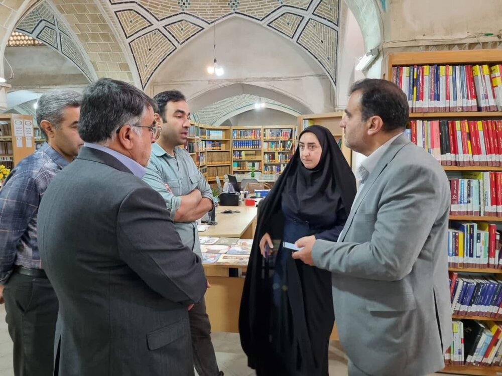 بازدید فرماندار کاشان از کتابخانه مسجد آقابزرگ
