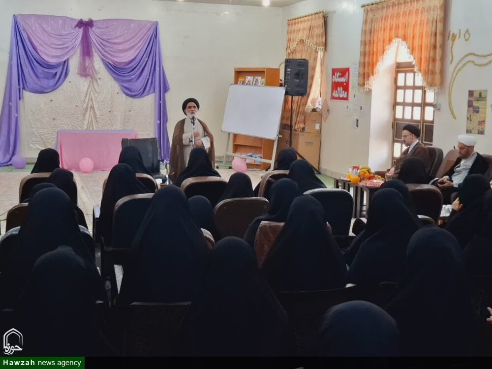 طلاب به عنوان افسران جنگ نرم آماده مقابله با جبهه باطل باشند+عکس