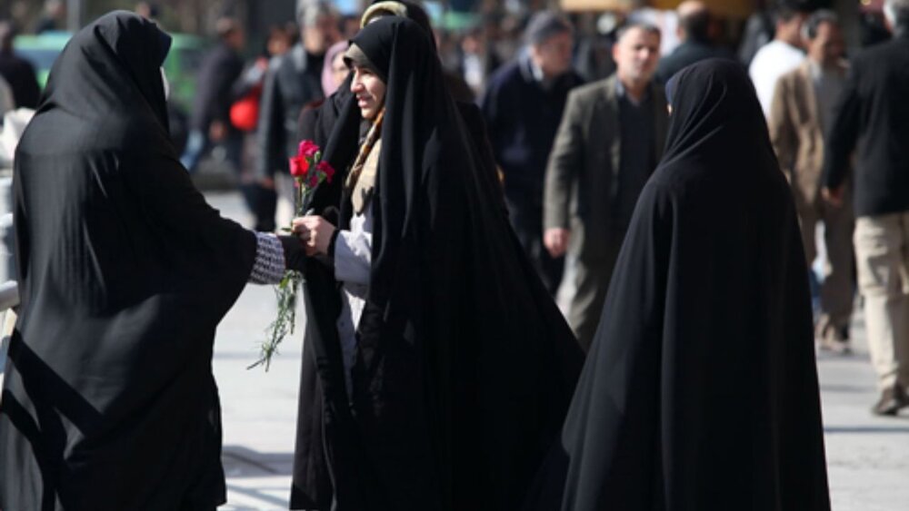 چادر و پوشش مهم ترین وجه تمایز زن مسلمان است