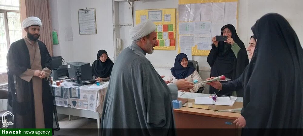 تجلیل از معلمان دبیرستان شهیده خوانساری