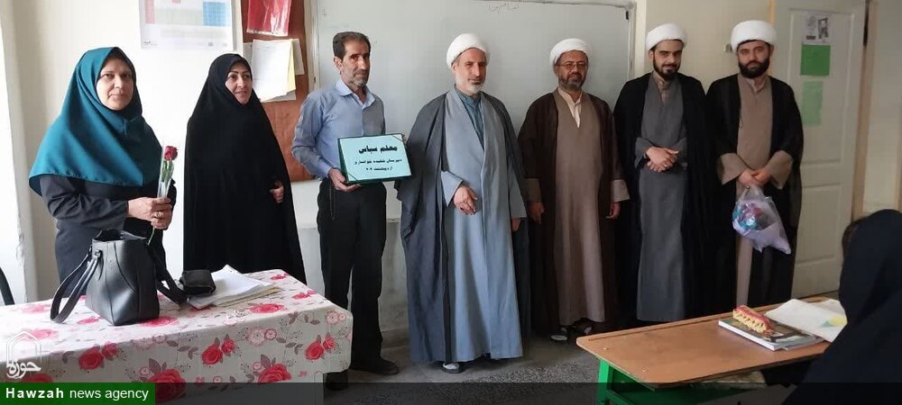 تجلیل از معلمان دبیرستان شهیده خوانساری