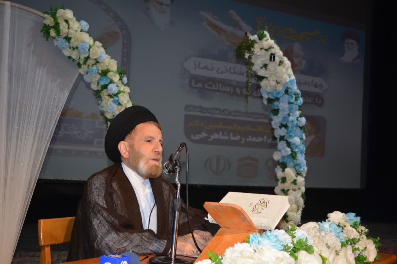 نماز اول وقت، جامعه را از فساد و ناامیدی حفظ می کند