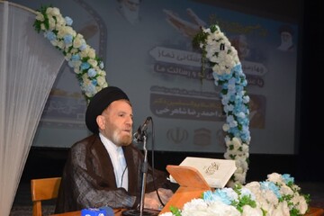 نماز اول وقت، جامعه را از فساد و ناامیدی حفظ می کند