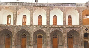 آیا الگوی حوزه علمیه نجف، دوری از سیاست بوده است؟