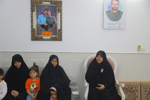 تصاویر/ حضور جمعی از اصحاب رسانه در منزل شهید آقازاده( دارای 4 دختر) بمناسبت روز دختر