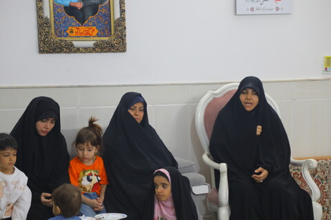 تصاویر/ حضور جمعی از اصحاب رسانه در منزل شهید آقازاده( دارای 4 دختر) بمناسبت روز دختر