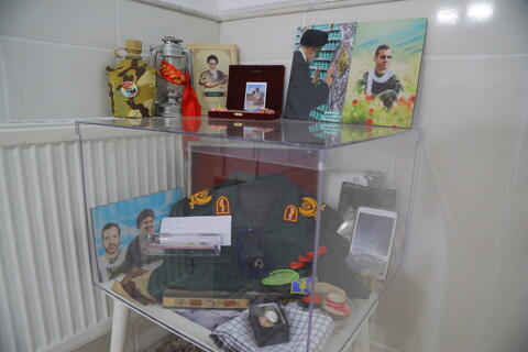 تصاویر/ حضور جمعی از اصحاب رسانه در منزل شهید آقازاده( دارای 4 دختر) بمناسبت روز دختر