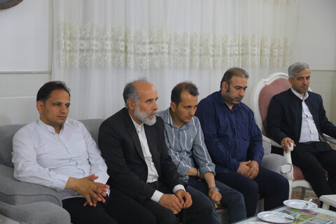 تصاویر/ حضور جمعی از اصحاب رسانه در منزل شهید آقازاده( دارای 4 دختر) بمناسبت روز دختر