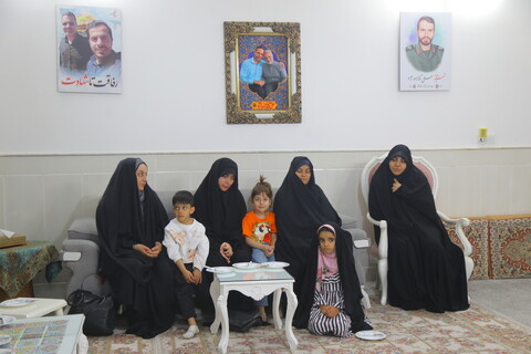 تصاویر/ حضور جمعی از اصحاب رسانه در منزل شهید آقازاده( دارای 4 دختر) بمناسبت روز دختر