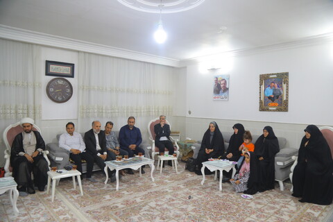 تصاویر/ حضور جمعی از اصحاب رسانه در منزل شهید آقازاده( دارای 4 دختر) بمناسبت روز دختر